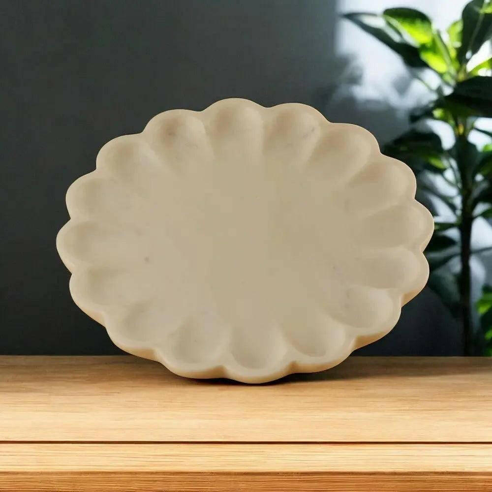 Daisy Platter – Floral Elegance for Dining.